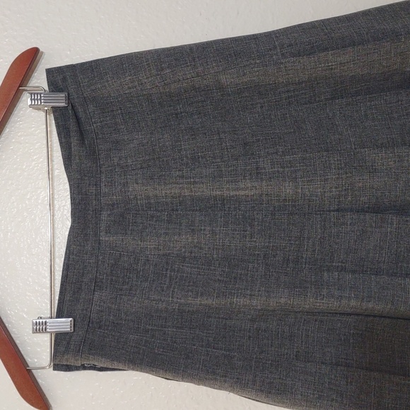SLIGHTLY USED GRAY SKIRT NO SIZE NO BRAND NAME SIZE 15INCH BY 22INCH - Picture 6 of 11